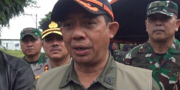 Kepala BNPB Letjen TNI Suharyanto memberi keterangan saat kunjungan ke Kabupaten Demak, Sabtu, 17 Januari 2026. (M. Burhanuddin Aslam/Lingkarjateng.id)