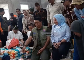 Kepala BNPB, Letnan Jenderal TNI Suharyanto, didampingi Bupati Pati Sudewo (kiri) dan Wabup Risma Ardhi Chandra meninjau posko pengungsian dan dapur umum di Desa Sidoharjo, Kecamatan Pati, pada Sabtu (17/1/2026) siang. (mutia)