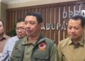 Kepala BNPB Letjen TNI Suharyanto memberi keterangan saat meninjau posko pengungsi di Aula DPRD Kudus, Jumat, 16 Januari 2026. (Lingkarjateng.id)