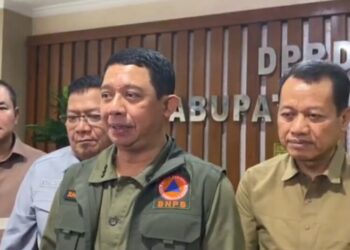Kepala BNPB Letjen TNI Suharyanto memberi keterangan saat meninjau posko pengungsi di Aula DPRD Kudus, Jumat, 16 Januari 2026. (Lingkarjateng.id)