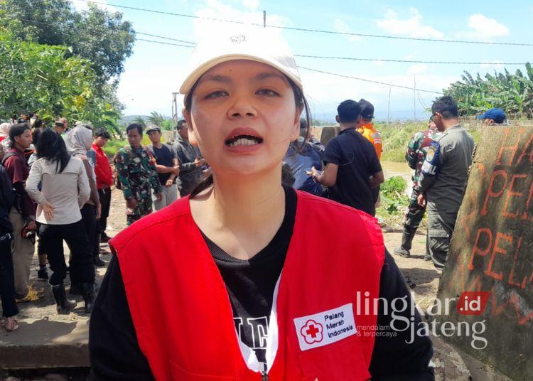 Ketua Karang Taruna Kendal Nattaya Terjun Bantu Warga Terdampak Banjir 25 Ketua Karang Taruna Kabupaten Kendal, Nattaya Kenenza, mengunjungi korban terdampak banjir di Desa Kebonadem, Kecamatan Brangsong pada Jumat, 16 Januari 2026. (Anik Kustiani/Lingkarjateng.id)