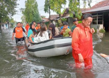 Tim BPBD Kota Pekalongan mengevakuasi warga terdampak banjir menggunakan perahu karet di wilayah terdampak limpasan Sungai Bremi, Sabtu, 17 Januari 2026. (Fahri Akbar/Lingkarjateng.id)