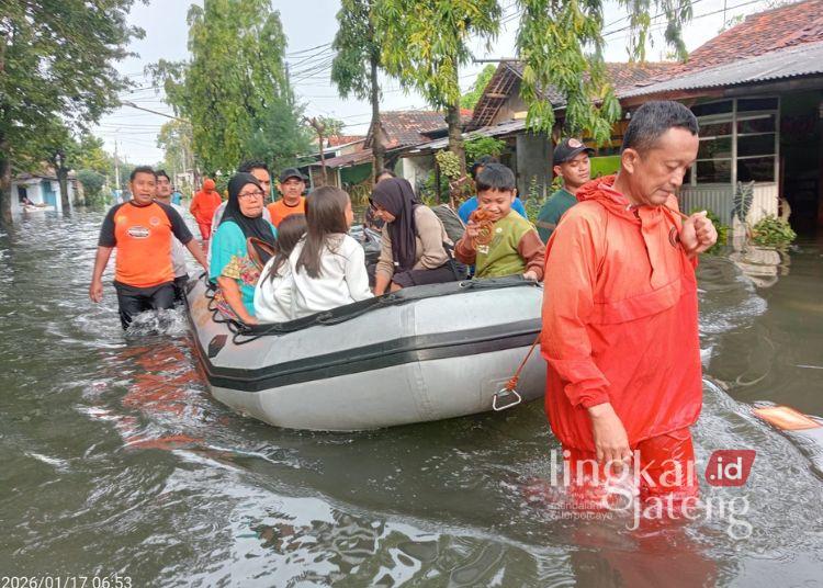 Kota Pekalongan Dikepung Banjir Akibat Hujan Semalam, Ratusan Warga Mengungsi 25 Tim BPBD Kota Pekalongan mengevakuasi warga terdampak banjir menggunakan perahu karet di wilayah terdampak limpasan Sungai Bremi, Sabtu, 17 Januari 2026. (Fahri Akbar/Lingkarjateng.id)