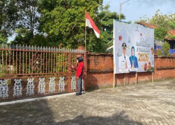 Seorang pria berjaket merah terlihat mendatangi kediaman Bupati Pati nonaktif, Sudewo, Desa Slungkep, Kecamatan Kayen, Kabupaten Pati pada Sabtu, 24 Januari 2026 sore. (Fahtur Rohman/Lingkarjateng.id)
