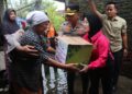Jajaran Polres Demak menyerahkan bantuan paket sembako kepada warga terdampak banjir di wilayah setempat, Kamis, 22 Januari 2026. (M. Burhanuddin Aslam/Lingkarjateng.id)
