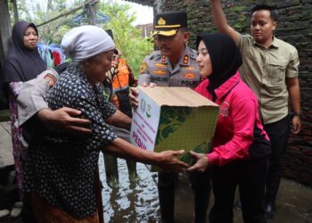Jajaran Polres Demak menyerahkan bantuan paket sembako kepada warga terdampak banjir di wilayah setempat, Kamis, 22 Januari 2026. (M. Burhanuddin Aslam/Lingkarjateng.id)