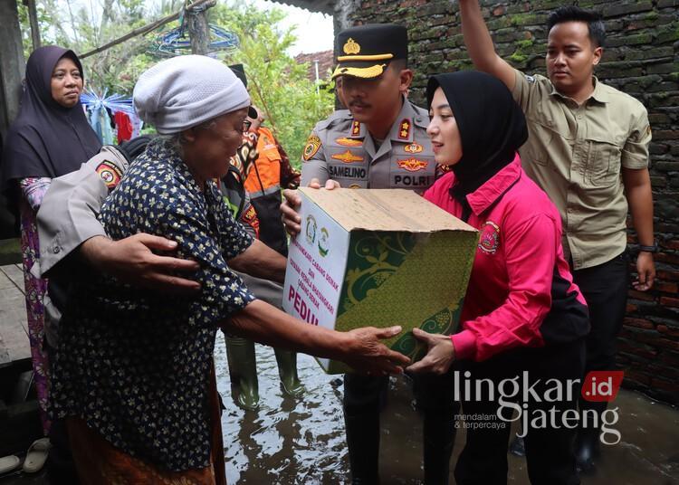Korban Banjir di Demak Dapat Bantuan Paket Sembako 25 Jajaran Polres Demak menyerahkan bantuan paket sembako kepada warga terdampak banjir di wilayah setempat, Kamis, 22 Januari 2026. (M. Burhanuddin Aslam/Lingkarjateng.id)