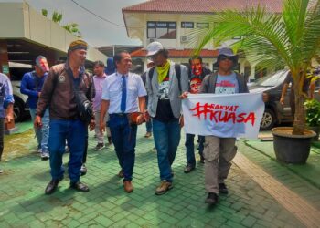 Kuasa hukum Aliansi Masyarakat Pati Bersatu (AMPB), Nimeroldin Gulo (dua dari kiri), usai mengikuti persidangan terdakwa Supriyono alias Botok dan Teguh Istianto di Pengadilan Negeri Pati, Rabu, 7 Januari 2026. (Lingkarnews Network/Lingkarjateng.id)