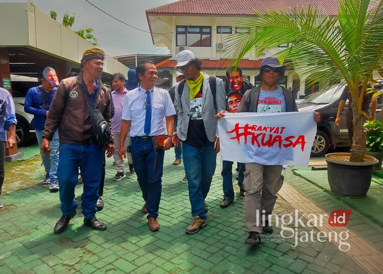 Kuasa Hukum AMPB Minta Hakim Kabulkan Penangguhan Penahanan Botok dan Teguh 25 Kuasa hukum Aliansi Masyarakat Pati Bersatu (AMPB), Nimeroldin Gulo (dua dari kiri), usai mengikuti persidangan terdakwa Supriyono alias Botok dan Teguh Istianto di Pengadilan Negeri Pati, Rabu, 7 Januari 2026. (Lingkarnews Network/Lingkarjateng.id)