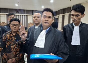 Kuasa hukum BPW, Umar Januardi (tengah depan), memberi keterangan kepada awak media usai sidang di Pengadilan Tipikor Semarang, Selasa, 20 Januari 2026. (Rizky Syahrul Al-Fath/Lingkarjateng.id)
