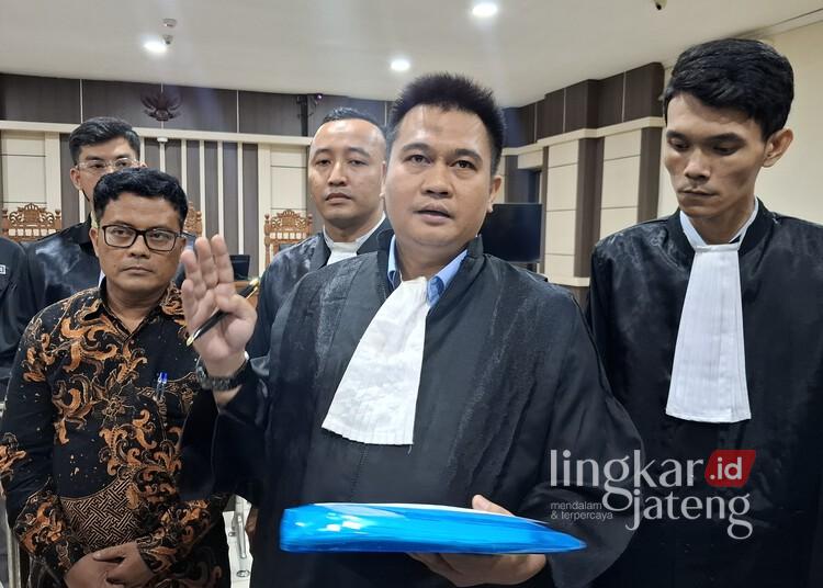 Kasus Kredit Sritex, Hakim Tolak Eksepsi Eks Direktur Keuangan Bank DKI 25 Kuasa hukum BPW, Umar Januardi (tengah depan), memberi keterangan kepada awak media usai sidang di Pengadilan Tipikor Semarang, Selasa, 20 Januari 2026. (Rizky Syahrul Al-Fath/Lingkarjateng.id)