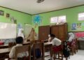Siswa pindahan dari SD 1 Adiwarno saat pertama kali bersekolah di SD 2 Adiwarno, Senin, 5 Januari 2025. (Nisa Hafizhotus S/Lingkarjateng.id)