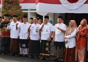 ASN di lingkungan Setda Blora resmi gunakan sarung batik di hari Jumat. (Dok. for Lingkarjateng.id)