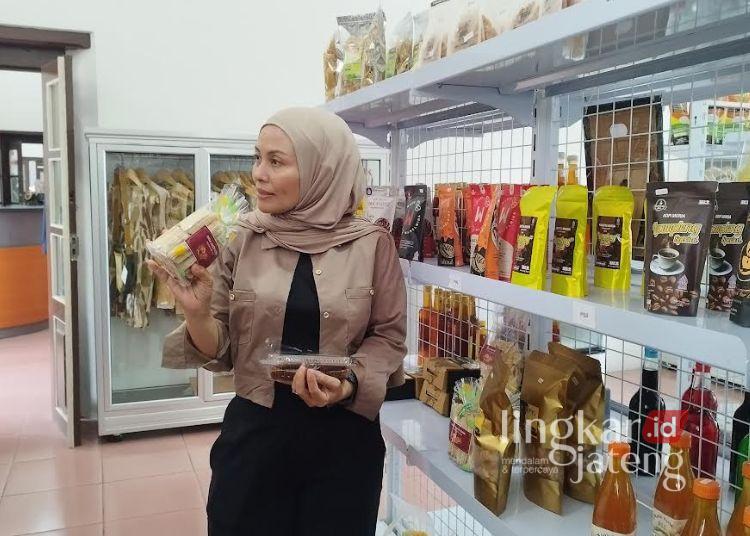 Galeri Dekranasda Kudus Dongkrak UMKM, Cetak Omzet Puluhan Juta dalam Sebulan 25 Ketua Dekranasda Kabupaten Kudus, Endhah Endhayani. (Fahtur Rohman/Lingkarjateng.id)