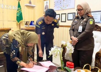 Proses pengembalian uang negara oleh pihak PNPM-MP ke Kejari Blora. (Dok Kejari Blora/Lingkarjateng.id)