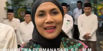 Malam Pergantian 2025-2026, Pemkab Kendal Himpun Donasi Rp936 Juta untuk Sumatra 1 Bupati Kendal, Dyah Kartika Permanasari memberikan keterangan di sela menghadiri acara doa bersama untuk korban bencana Sumatra di Pendopo Tumenggung Bahurekso, Rabu malam, 31 Desember 2025. (Tangkapan Layar Lingkar TV)