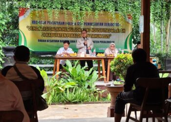 Wakil Ketua DPRD Kabupaten Pekalongan, H. Sumar Rosul, S.IP., M.AP., memberikan Pemaparan dalam kegiatan Pendidikan Politik dan Penguatan Demokrasi di Rumah Makan Sambel Sawah, Kecamatan Kajen, Rabu, 31 Desember 2025. (Fahri Akbar/Lingkarjateng.id)