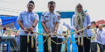 Gubernur Jateng, Ahmad Luthfi bersama Wagub Taj Yasin serta Bupati Demak Eisti’anah saat prosesi pengguntingan pita sebagai tanda diresmikannya PATS di wilayah Sayung Demak, Rabu, 31 Desember 2025. (M Burhanuddin Aslam/Lingkarjateng.id)