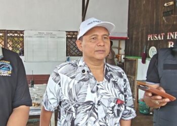 Wakil Ketua DPRD Kabupaten Pekalongan sekaligus Dewan Pengawas Bumdes Mitramina, H. Sumar Rosul, S.IP., M.AP., saat memberikan keterangan kepada wartawan di kawasan wisata Pantai Wonokerto pada momentum libur Tahun Baru 2026, Kamis, 1 Januari 2026. (Fahri Akbar/Lingkarjateng.id)