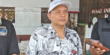 Wakil Ketua DPRD Kabupaten Pekalongan sekaligus Dewan Pengawas Bumdes Mitramina, H. Sumar Rosul, S.IP., M.AP., saat memberikan keterangan kepada wartawan di kawasan wisata Pantai Wonokerto pada momentum libur Tahun Baru 2026, Kamis, 1 Januari 2026. (Fahri Akbar/Lingkarjateng.id)