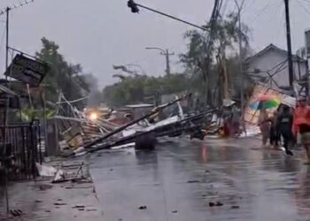 Kondisi Jalan Depan SMK NU Kesesi Kabupaten Pekalongan, tampak tertutup oleh Tiang listrik dan sejumlah matrial yang disebabkan oleh hujan deras disertai angin kencang, Sabtu, 10 Januari 2026. (Fahri Akbar/Lingkarjateng.id)