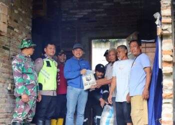 Bupati Kudus Sam’ani Intakoris saat mengunjungi rumah warga di Kelurahan Purwosari, Kecamatan Kota yang tergerus aliran sungai akibat cuaca ekstrem, Sabtu, 10 Januari 2025. (Nisa Hafizhotus S/Lingkarjateng.id)