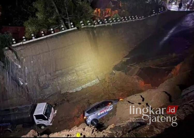 Talud Jembatan Portal Wisata Colo Kudus Longsor, 2 Mobil Terperosok ke Jurang 25 Dua mobil terperosok ke jurang imbas longsornya talud jembatan di dekat portal pintu masuk kawasan Wisata Colo, Kecamatan Dawe, Kabupaten Kudus, Jumat malam, 9 Januari 2026. (Lingkarjateng.id)