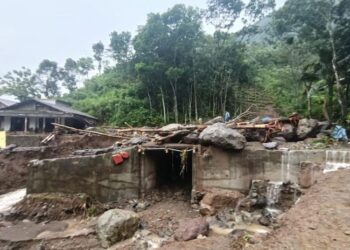 LONGSOR: Kondisi longsor memutus akses jalan utama Dukuh Kajang-Desa Tempur hingga jalur Dukuh Duplak Kabupaten Jepara pada Sabtu, 10 Januari 2026. (BPBD Jepara/Lingkarjateng.id)