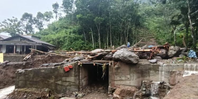 Longsor di Jepara Terjadi di Beberapa Titik Akses Jalan Tempur Dukuh Duplak Lumpuh