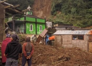 Kondisi tanah longsor yang melanda Dukuh Rejosari, Desa Pranten, Kecamatan Bawang, Kabupaten Batang, Jumat, 23 Januari 2026 lalu. (Facebook Bawang Indah Grup/Lingkarjateng.id)