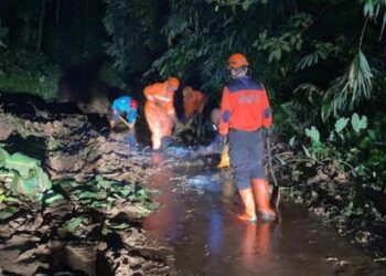 Petugas BPBD Kabupaten Pekalongan melakukan penanganan awal longsor akibat hujan deras pada Rabu, 14 Januari 2026 petang. (BPBD Kabupaten Pekalongan/Lingkarjateng.id)