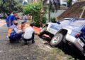 Mobil warga terperosok imbas talud longsor di Kelurahan Manyaran, Kecamatan Semarang Barat, Kota Semarang, Kamis, 15 Januari 2026. (Syahril Muadz/Lingkarjateng.id)