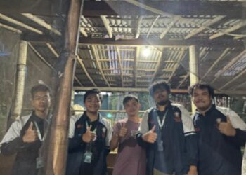 Tim KKN-T 36 UNDIP memasang penerangan di kandang ternak warga Desa Tangkisan, Kecamatan Bayan, Kabupaten Purworejo pada Minggu, 15 Januari 2026. (UNDIP/Lingkarjateng.id)