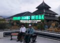 Warga mengunjungi Masjid Agung Demak yang menjadi salah satu wisata religi unggulan di Kabupaten Demak. (M. Burhanuddin Aslam/Lingkarjateng.id)