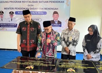 Mendikdasmen Resmikan Revitalisasi SMPN 1 Tahunan Jepara Senilai Rp720 Juta 26 Menteri Pendidikan Dasar dan Menengah (Mendikdasmen) RI, Abdul Mu’ti (dua dari kiri), bersama Bupati Jepara, Witiarso Utomo (kiri), saat meresmikan hasil program revitalisasi di SMPN 1 Tahunan, Kabupaten Jepara, Sabtu, 3 Januari 2026. (Tomi Budianto/Lingkarjateng.id)
