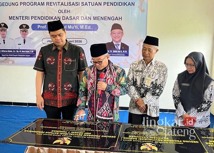 Mendikdasmen Resmikan Revitalisasi SMPN 1 Tahunan Jepara Senilai Rp720 Juta 25 Menteri Pendidikan Dasar dan Menengah (Mendikdasmen) RI, Abdul Mu’ti (dua dari kiri), bersama Bupati Jepara, Witiarso Utomo (kiri), saat meresmikan hasil program revitalisasi di SMPN 1 Tahunan, Kabupaten Jepara, Sabtu, 3 Januari 2026. (Tomi Budianto/Lingkarjateng.id)
