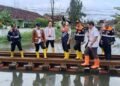 Rombongan Menteri Perhubungan Dudy Purwagandhi bersama Dirjen Perkeretaapian Allan Tandiono dan Dirut PT Kereta Api Indonesia (Persero) Bobby Rasyidin didampingi Walikota Pekalongan Afzan Arslan Djunaid meninjau banjir di jalur KA  Pekalongan-Sragi pada Rabu, 21 Januari 2026. (Edguns for Lingkarjateng.id)