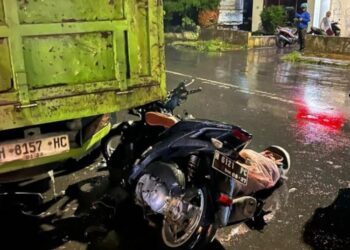 KECELAKAAN: Pengendara Sepeda motor Yamaha Aerox H 6121 PC jatuh usai menabrak truk di Jalan Diponegoro Salatiga, Jumat, 16 Januari 2026 malam. (Dok Humas Polres Salatiga/Lingkarjateng.id)