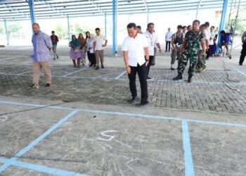 Bupati Kudus, Sam’ani Intakoris, meninjau Pasar Saerah yang menjadi tempat relokasi pedagang sayur Pasar Bitingan pada Rabu, 7 Januari 2026. (Nisa Hafizhotus Syarifa/Lingkarjateng.id)