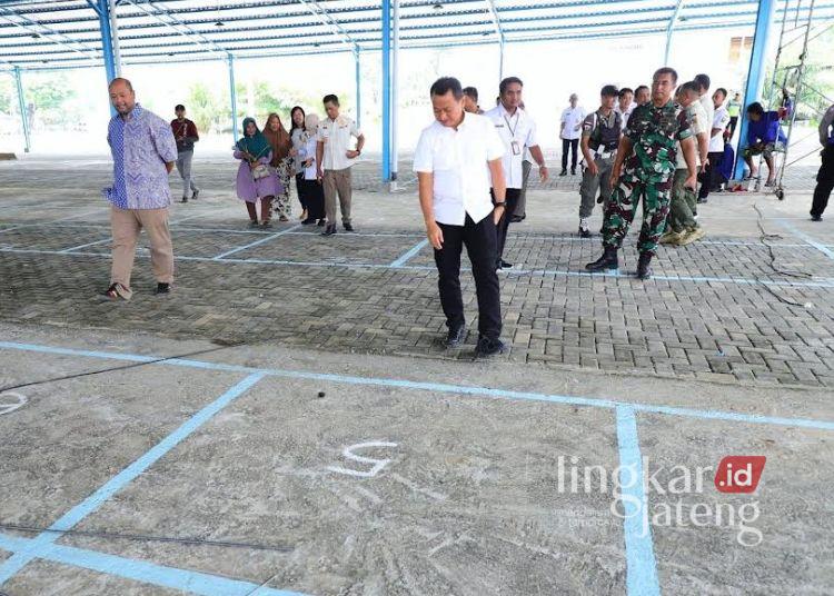Mulai Besok, Ratusan Pedagang Pasar Bitingan Kudus Pindah ke Pasar Saerah 25 Bupati Kudus, Sam’ani Intakoris, meninjau Pasar Saerah yang menjadi tempat relokasi pedagang sayur Pasar Bitingan pada Rabu, 7 Januari 2026. (Nisa Hafizhotus Syarifa/Lingkarjateng.id)