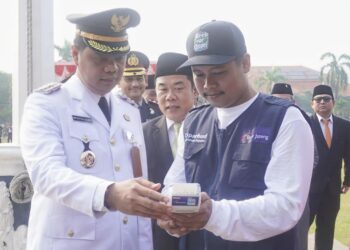 Bupati Jepara, Witiarso Utomo (kiri) saat melihat alat E-tiketing bidang pariwisata. (Tomi Budianto/Lingkarjateng.id)