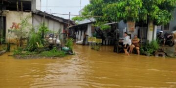 Banjir di wilayah Kecamatan Juwana, Kabubpaten Pati masuk ke area permukiman warga pada Kamis, 15 Januari 2026. (Lingkarnews Network)