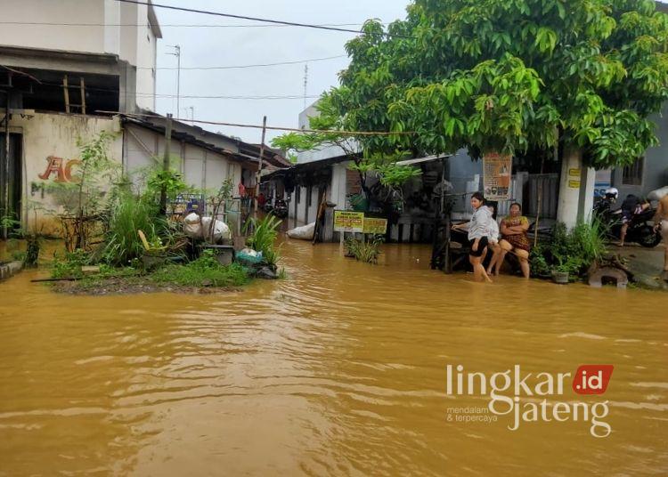 Nyaris Seluruh Kecamatan di Pati Terdampak Bencana Banjir-Longsor 25 Banjir di wilayah Kecamatan Juwana, Kabubpaten Pati masuk ke area permukiman warga pada Kamis, 15 Januari 2026. (Lingkarnews Network)