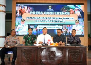 Bupati Pati Sudewo saat konferensi pers penanganan bencana di pendopo kabupaten, Minggu, 18 Januari 2026. (Lingkarnews Network)