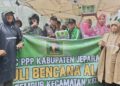 Ketua DPC PPP Jepara, Masykuri, saat menyerahkan bantuan logistik kepada Ketua Pokdarwis sekaligus Komandan Relawan Desa Tangguh Bencana (Destana) Desa Tempur, Amiruddin, di Posko Bencana, Rabu, 14 Januari 2026. (Tomi Budianto/Lingkarjateng.id)