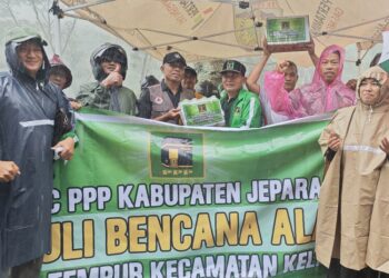 Ketua DPC PPP Jepara, Masykuri, saat menyerahkan bantuan logistik kepada Ketua Pokdarwis sekaligus Komandan Relawan Desa Tangguh Bencana (Destana) Desa Tempur, Amiruddin, di Posko Bencana, Rabu, 14 Januari 2026. (Tomi Budianto/Lingkarjateng.id)
