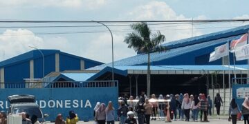 Aktivitas di salah satu pabrik di Kabupaten Rembang. (Vicky Rio/Lingkarjateng.id)