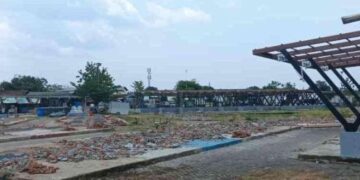 Kondisi kios di Alun-Alun Kembangjoyo Kabupaten Pati yang sudah dirobohkan pada September 2024. (Lingkarnews Network)