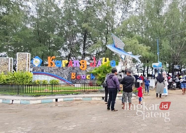 Kunjungan Wisatawan di Rembang Selama Libur Nataru Terbanyak ke-4 se-Jawa Tengah 25 Wisatawan mengunjungi Pantai Karang Jahe di Desa Punjulharjo, Kecamatan Rembang, Kabupaten Rembang, pada momoen libur Nataru 2025/2026. (Vicky Rio/Lingkarjateng.id)