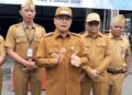 Alun-alun Kembangjoyo Batal Direvitalisasi 2026, Ini Kata Bupati Pati 34 Bupati Pati Sudewo didampingi jajarannya saat diwawancara wartawan usai apel awal tahun di pendopo kabupaten pada Senin, 5 Januari 2026. (Lingkarnews Network)